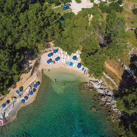 2 Bedroom Awesome Apartment In Veli Losinj Bagian luar foto