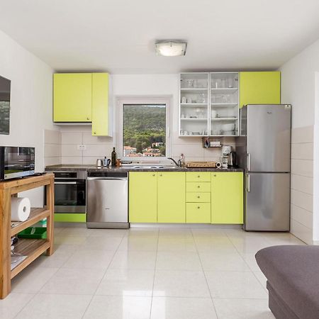 2 Bedroom Awesome Apartment In Veli Losinj Bagian luar foto