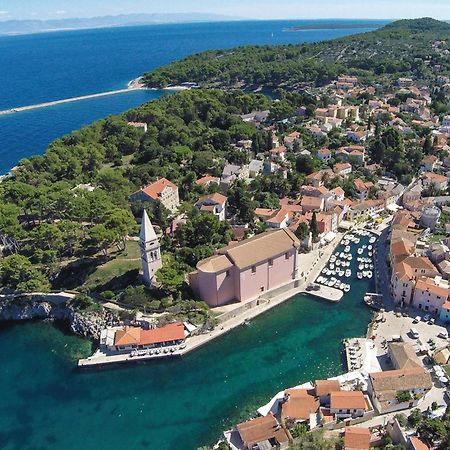 2 Bedroom Awesome Apartment In Veli Losinj Bagian luar foto