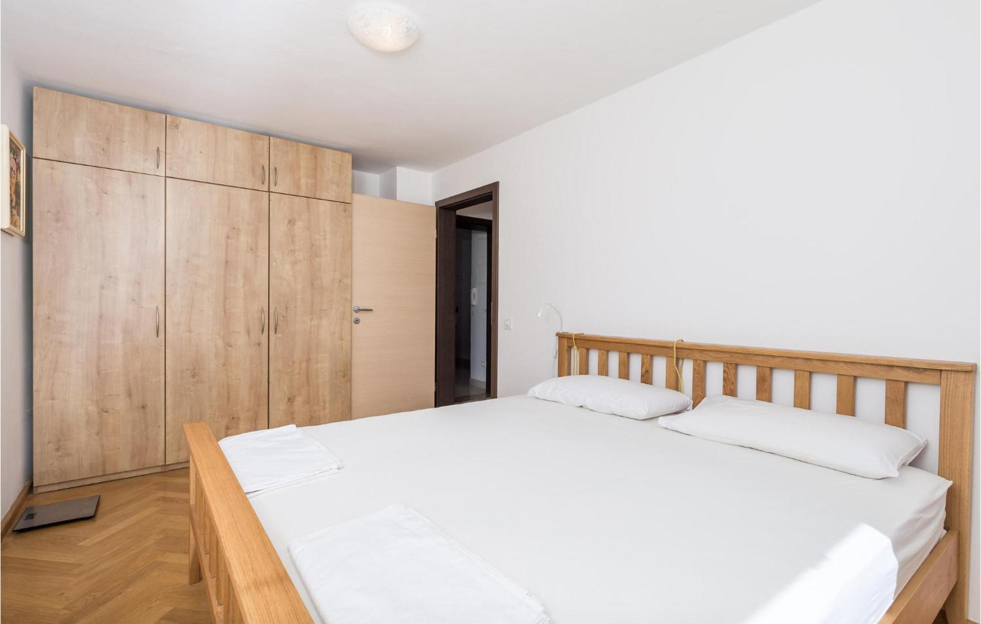 2 Bedroom Awesome Apartment In Veli Losinj Bagian luar foto