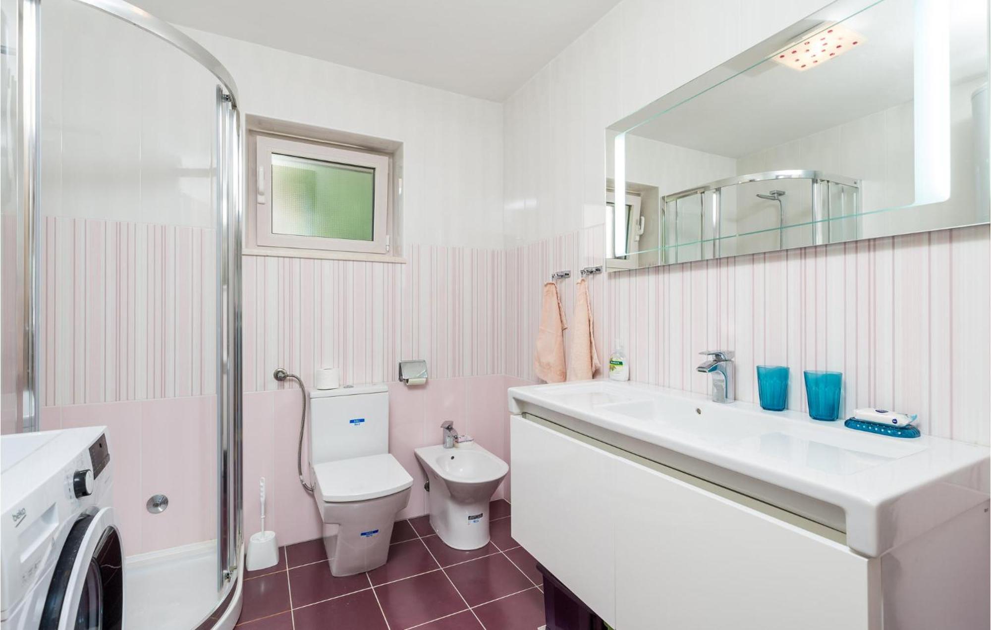 2 Bedroom Awesome Apartment In Veli Losinj Bagian luar foto