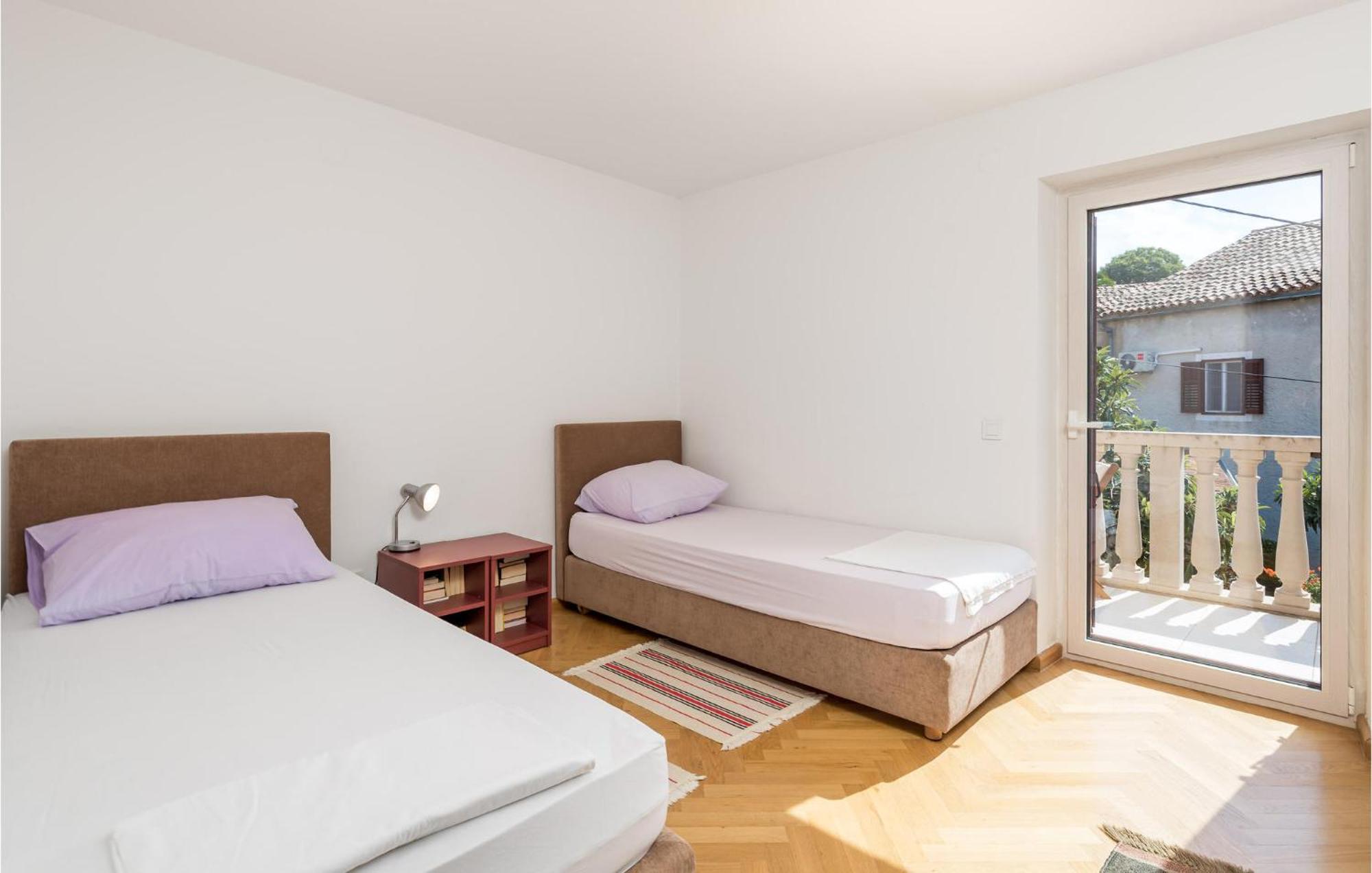 2 Bedroom Awesome Apartment In Veli Losinj Bagian luar foto