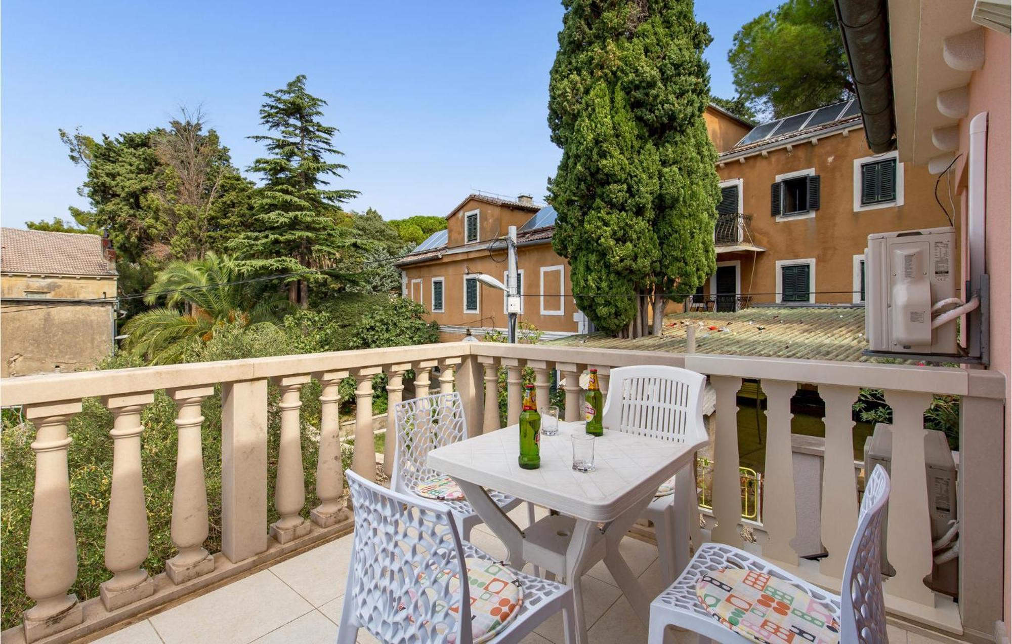 2 Bedroom Awesome Apartment In Veli Losinj Bagian luar foto