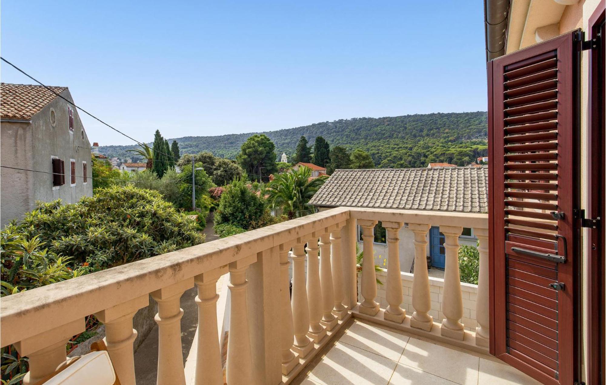 2 Bedroom Awesome Apartment In Veli Losinj Bagian luar foto