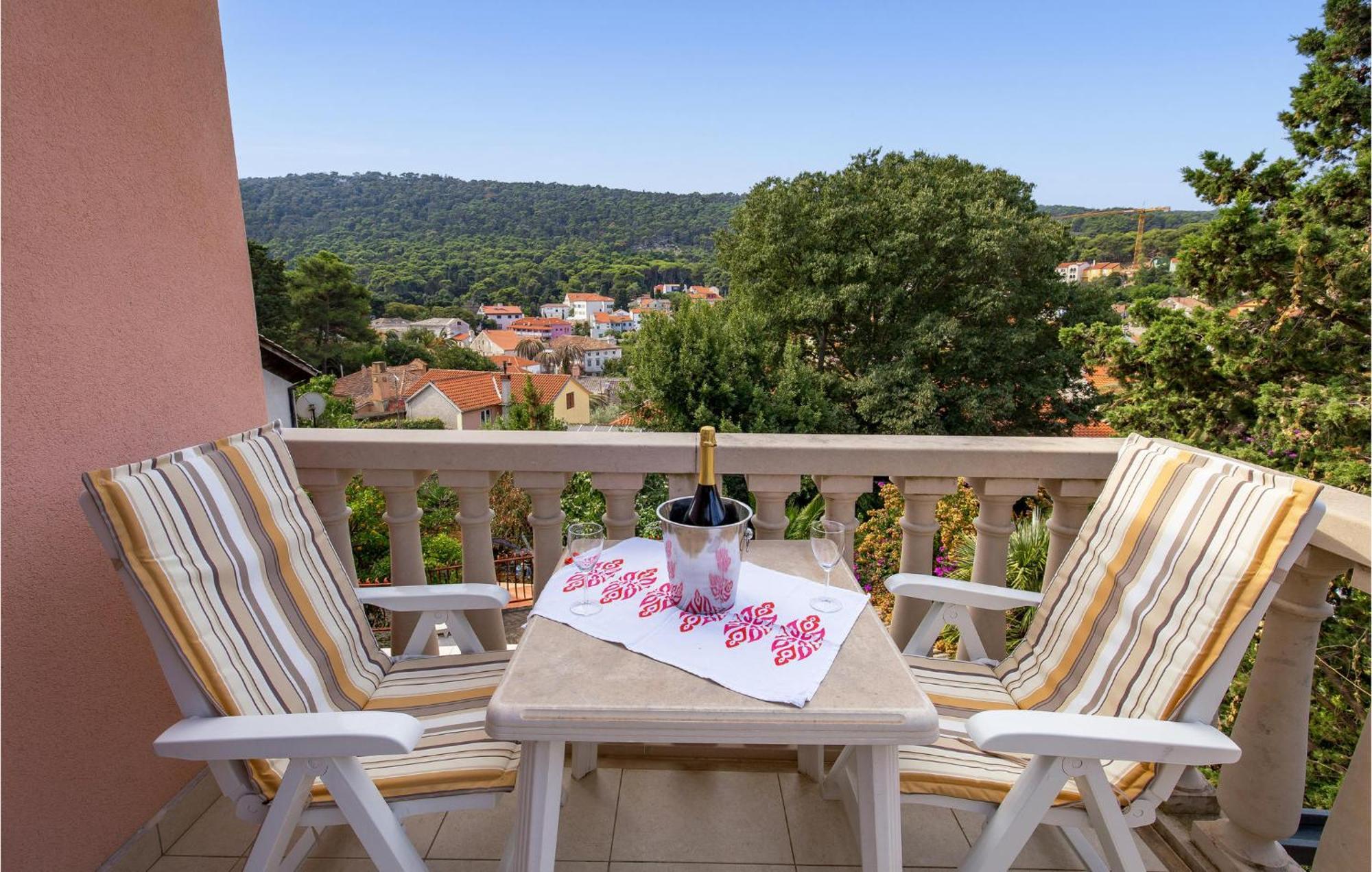 2 Bedroom Awesome Apartment In Veli Losinj Bagian luar foto