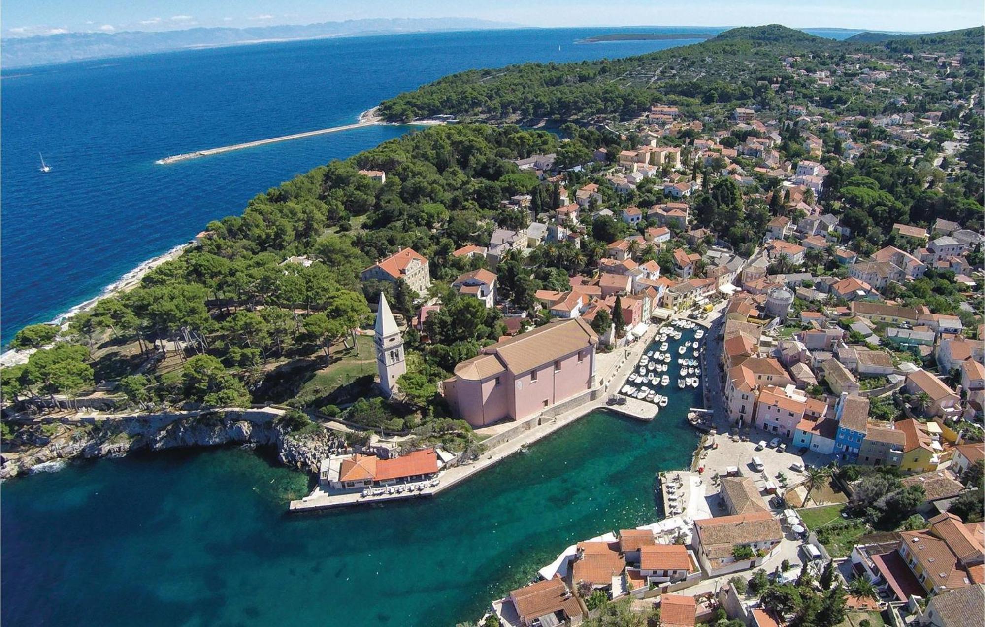 2 Bedroom Awesome Apartment In Veli Losinj Bagian luar foto