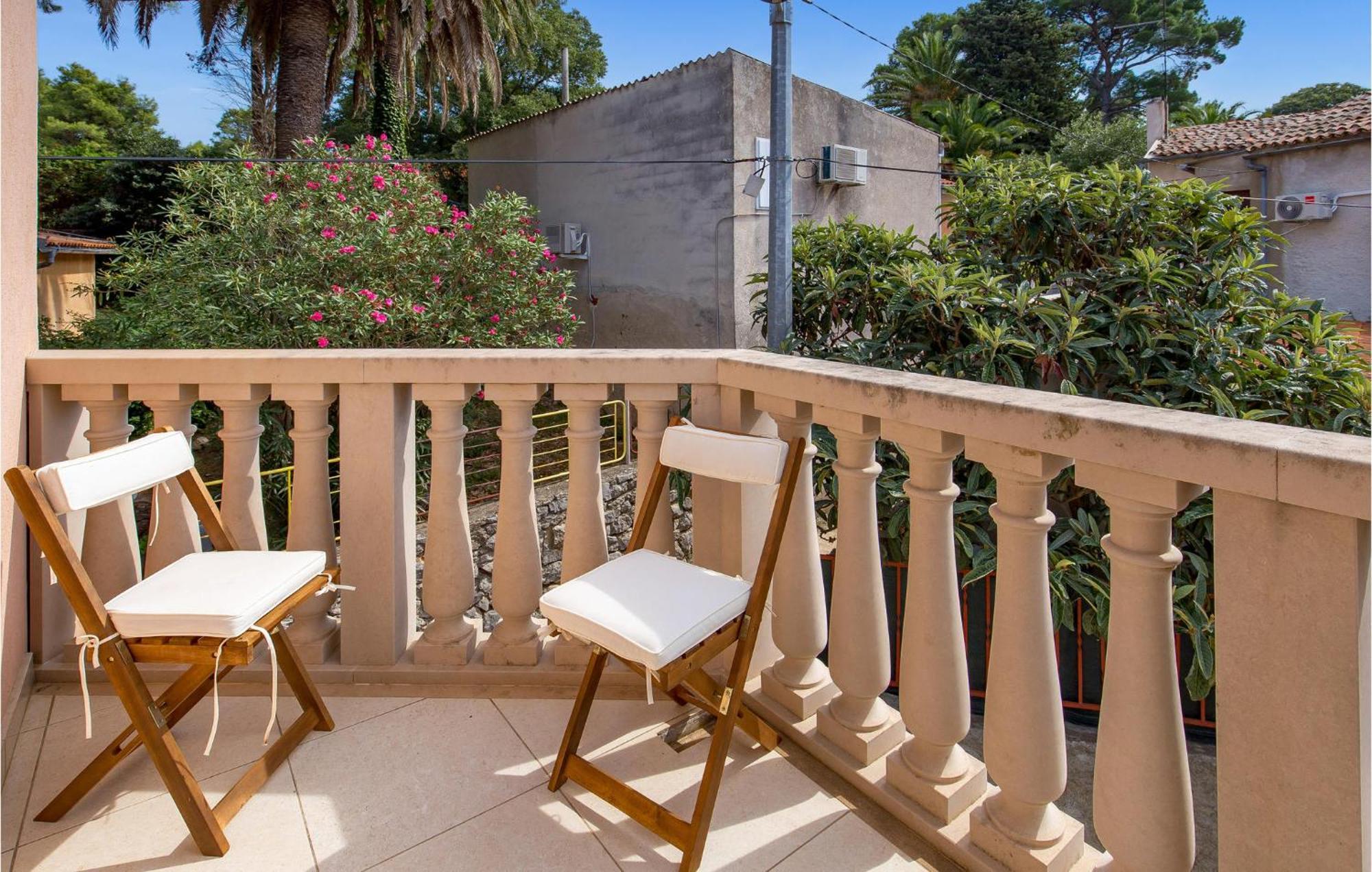 2 Bedroom Awesome Apartment In Veli Losinj Bagian luar foto