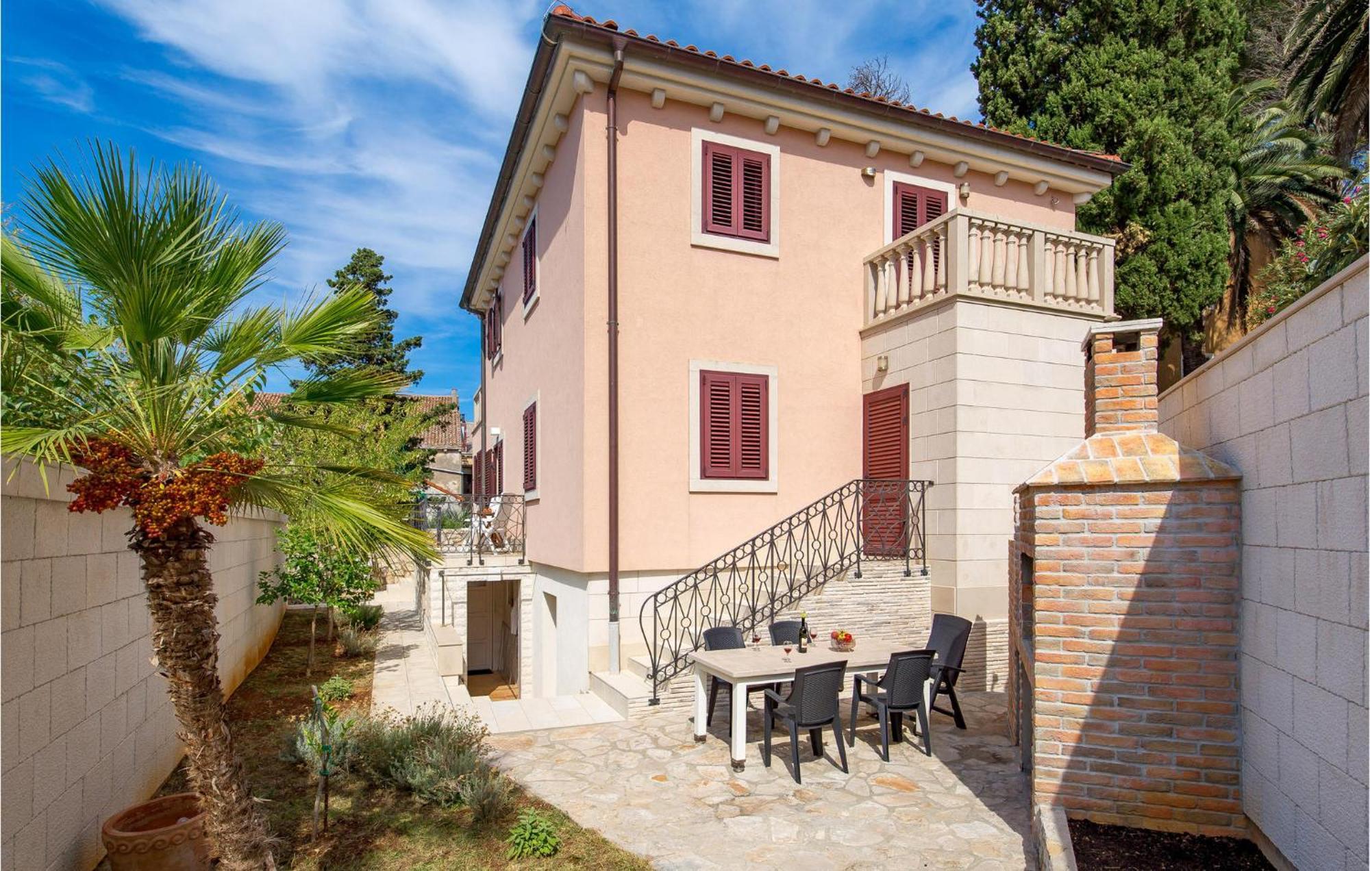 2 Bedroom Awesome Apartment In Veli Losinj Bagian luar foto
