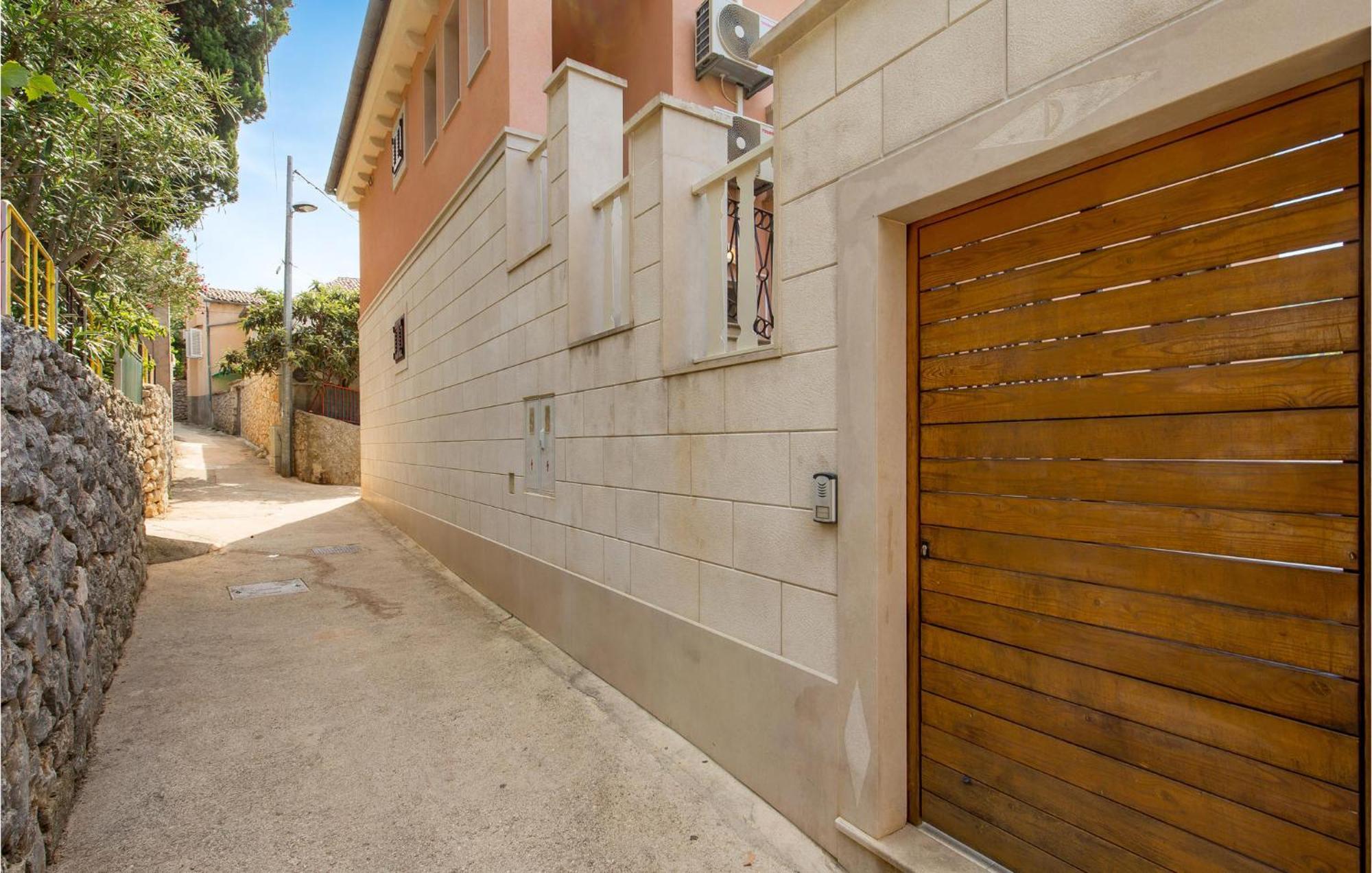 2 Bedroom Awesome Apartment In Veli Losinj Bagian luar foto