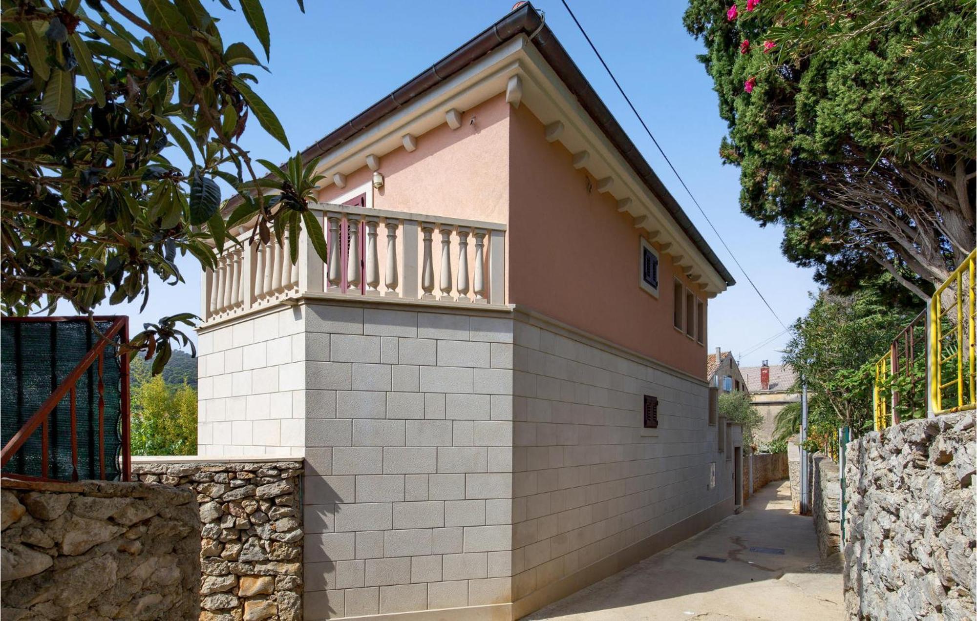 2 Bedroom Awesome Apartment In Veli Losinj Bagian luar foto