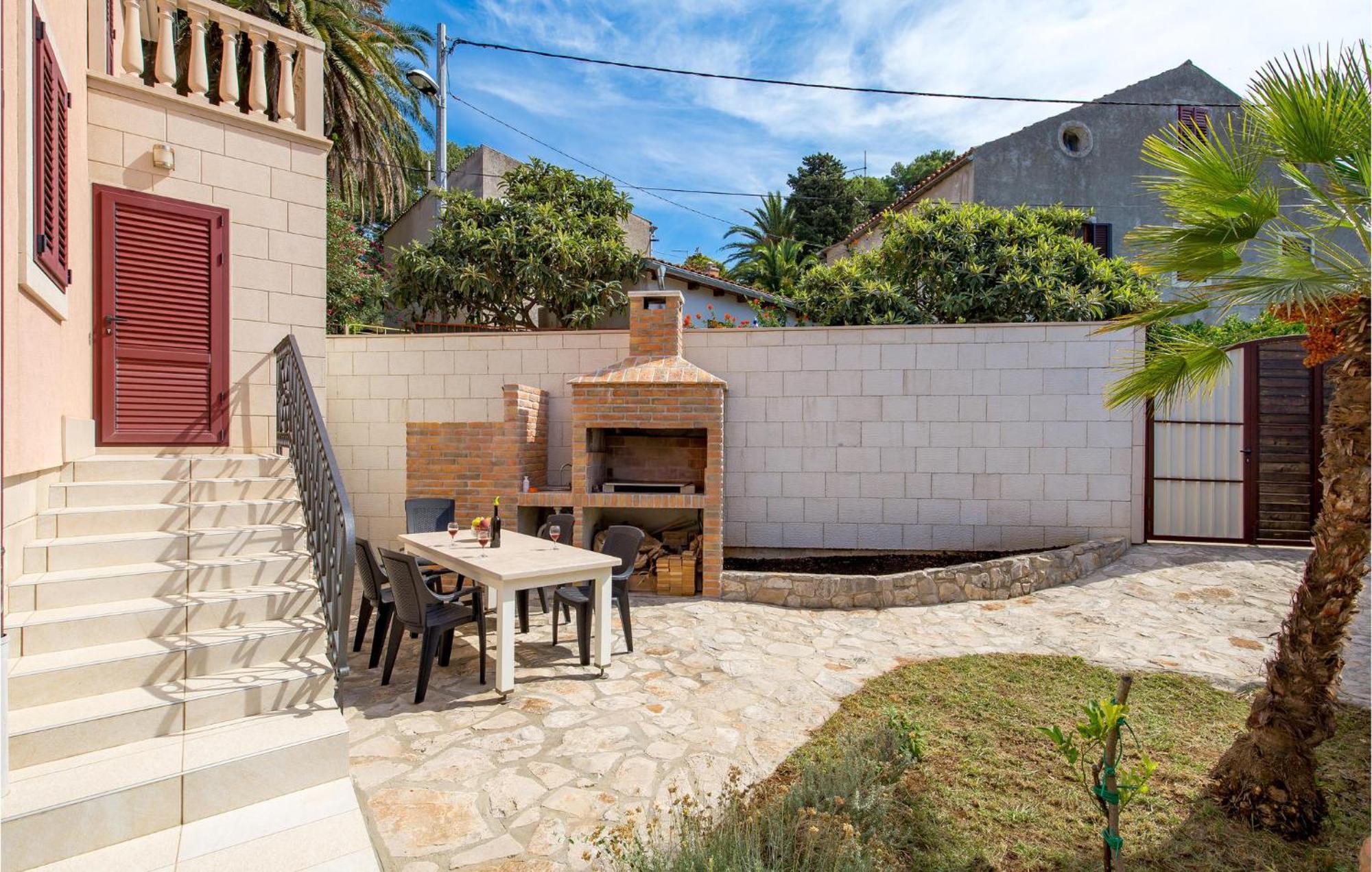 2 Bedroom Awesome Apartment In Veli Losinj Bagian luar foto